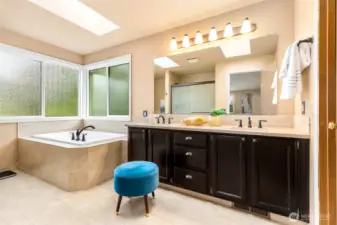 Soaking tub in the primary en-suite bathroom