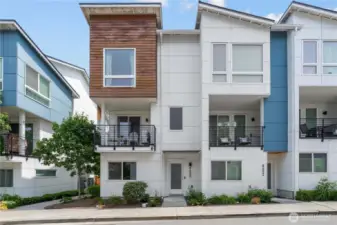 Welcome to this bright and private end-unit townhome!
