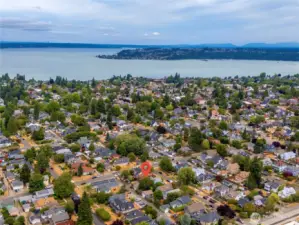 This charming, functional 1925 Craftsman is located close to Commencement Bay, the University of Puget Sound with easy access to I5