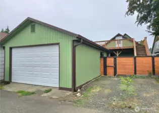 1 car garage with 2 extra parking spaces