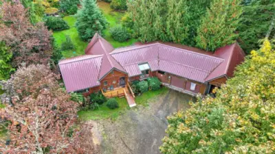 Minutes to Downtown Enumclaw and walking distance to Nolte State Park and Fish Lake.