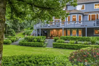 Welcome to Broadhurst, a sprawling estate neighborhood in Redmond with beautiful custom homes on acre plus lots.