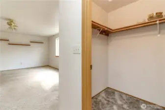 Upper Primary bed with/walk in closet