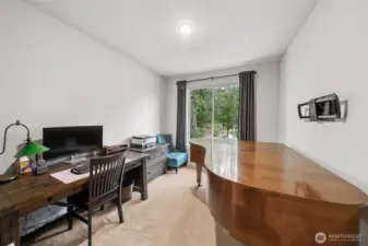 Large downstairs bedroom, en-suite, office space
