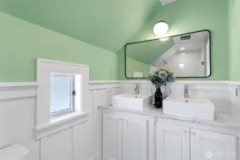 521: Upper level Primary suite 3/4 bathroom
