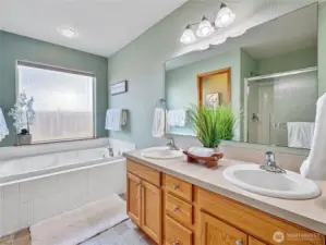 Primary en-suite bath