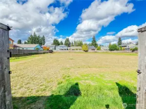 Large, fully-fenced seasonal community dog run