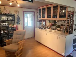 Fam rm w. potential for 2nd kit.