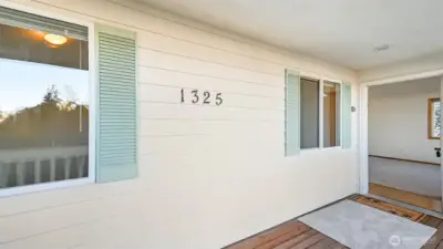 covered lighted entry& front porch