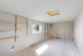GARAGE UPPER SPACE