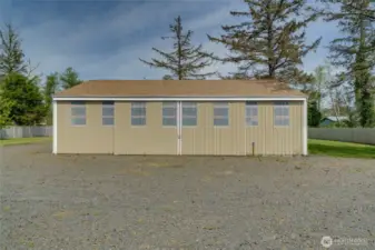 SHOP BUILDING W/SLIDERS