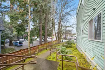 Front walkway with stairs or ramp