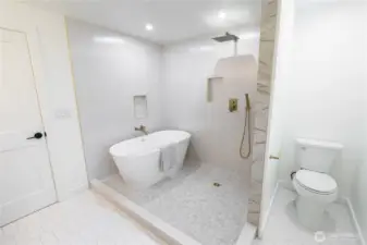 Gorgeous, spacious Primary 5-piece bath.