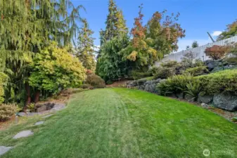 Expansive back+side yards ideal for gatherings, gardening or quiet reflection