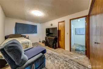 Main level bedroom w/bathroom