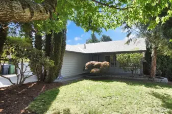 Great 3 bedroom, 2 bathroom home on large lot in great Lake Stevens neighborhood.  Close to shopping, dining, minutes to Boeing and major commuting.