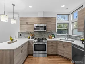 Main level kitchen w/ gas range
