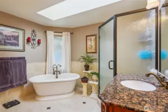 5-pc en-suite bathrooms is stylish and spcious.