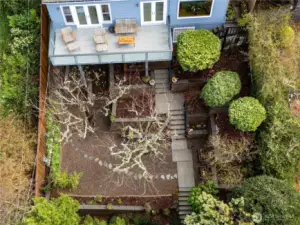 Aerial of front yard & view deck.