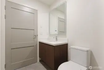 Second bedroom, full bathroom en suite