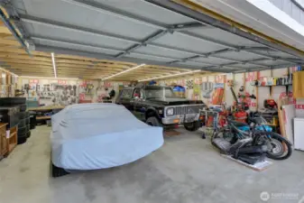 Lots of workspace and fantastic LED lighting in here, for whatever your hobby is!