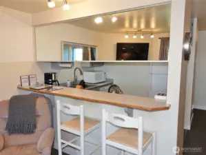 Kitchen w/ eating bar.
