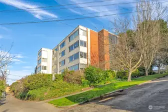 Welcome to Seacrest, perched high on the hill of Eastlake. This condo has a spectator view of Lake Union and the surrounding cityscape.