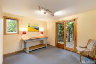 Flex/office space has it's own entrance and could be converted to a 4th bedroom easily.