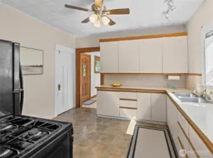 Large kitchen, natural gas range.