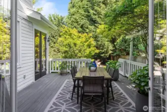Seamless indoor-outdoor flow with a dedicated outdoor dining area just off the kitchen and living room—ideal for entertaining and al fresco meals.