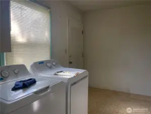 Utility Room  Washer/Dryer stay