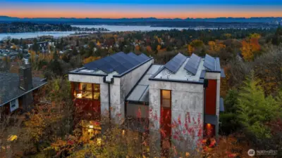 30-panel photovoltaic system feeds electricity to the home