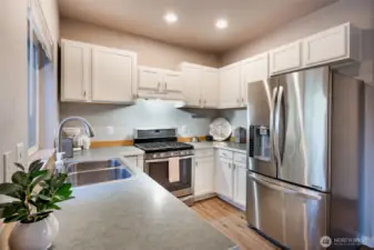 Great kitchen w/ stainless steel appliances