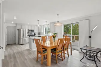 Great eat in space right off the kitchen.