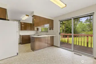 Breakfast, lunch, dinner, and everything in between—this sunny eat-in space is the heart of the home, just steps from the action.