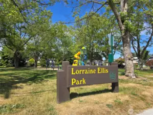 Located in Bellingham’s Columbia area, Lorraine Ellis Park offers a bright playground with a 14-foot spiral tube slide, grassy open lawns, benches, and a friendly atmosphere.