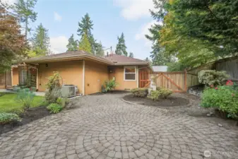 This beautiful outdoor garden space is ideal for hosting summer barbecues and creating unforgettable evenings. Imagine relaxing and enjoying the night sky with friends and family gathered around a cozy outdoor fire pit, sharing stories and laughter under the stars – this property offers exactly that!