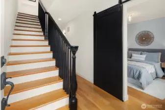 Grandview Pl Entry - 1st Floor