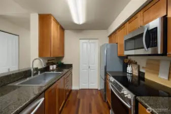 Granite countertops, stainless steel appliances