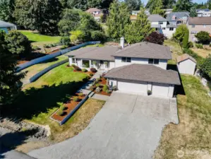 Lots of driveway for guests.