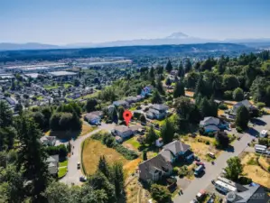 This home is centrally located for commuting only minutes to I-5, Hwy 167 and Hwy 18 for great commuting!