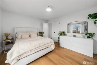 One of those new Shaker doors leads to the adjoing full bath.