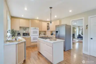 Kitchen island with 5 burner propane stove top