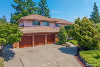 Custom-built, 3886 sqft