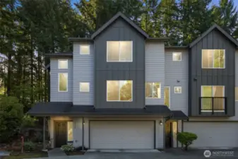 This Klahanie townhouse lives like a single family home!