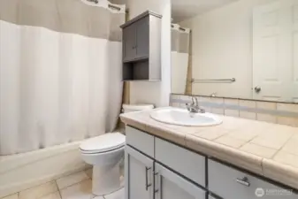 Upper floor full bath.