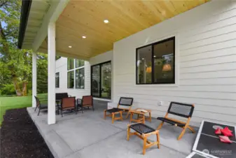 Large covered patio w/heaters