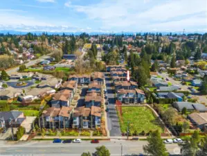 Enjoy convenient access to Paine Field, Boeing,  I-405, I-5 and SR-522.