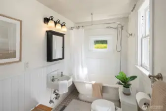 Main Floor En Suite Bath