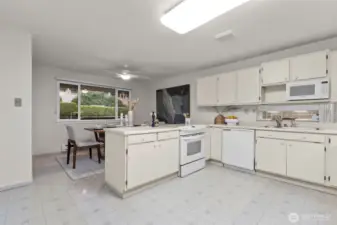 Extra large kitchen with informal eating are/flex space